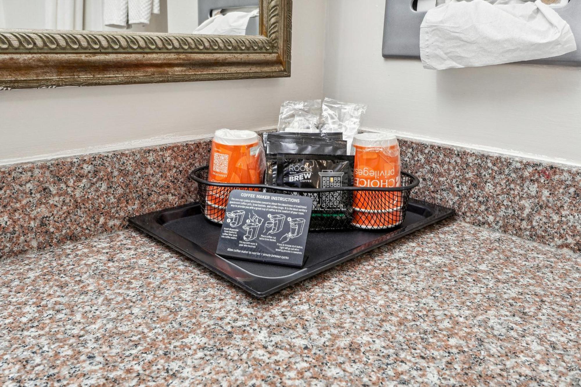 Quality Inn & Suites Доусънвил Екстериор снимка