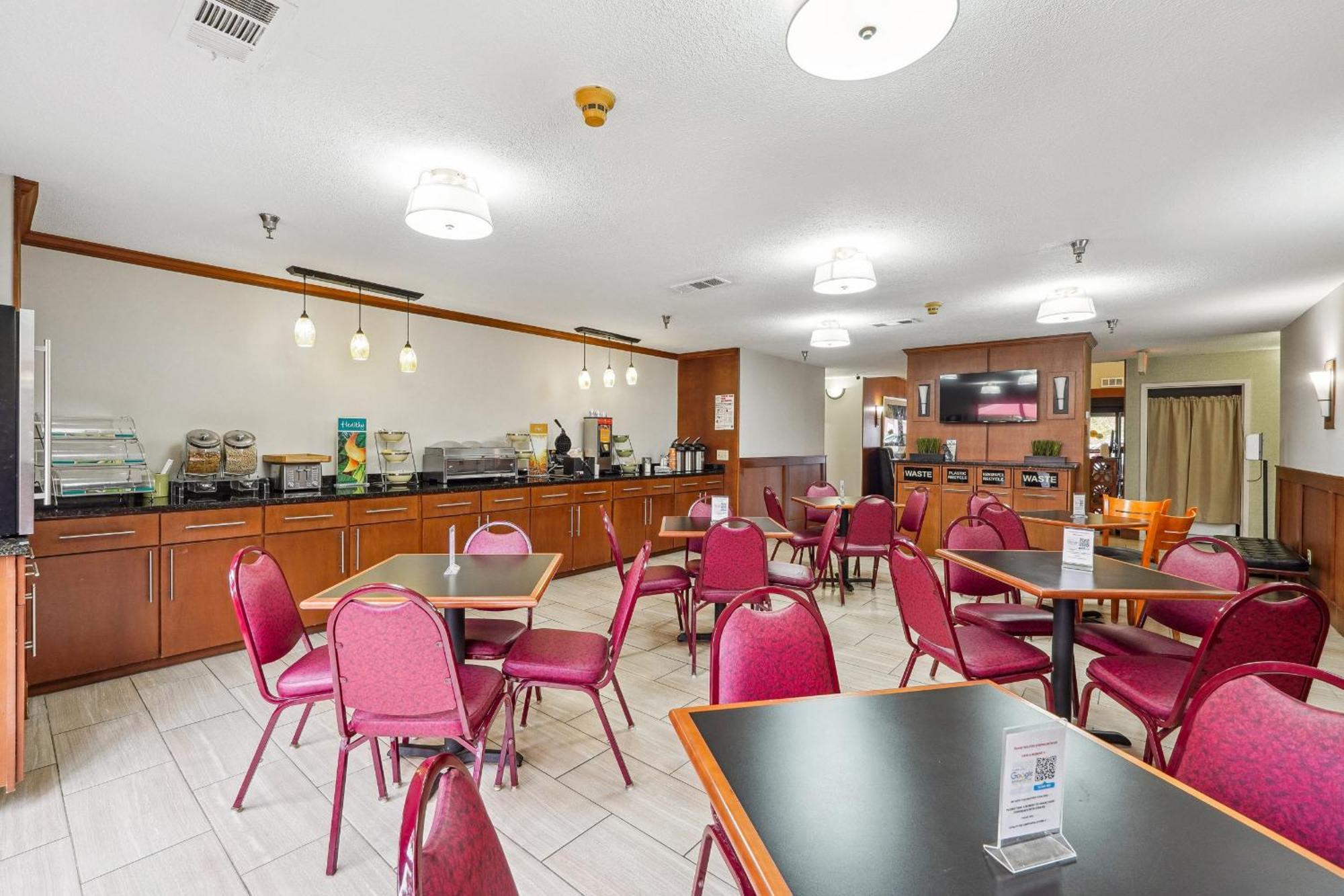 Quality Inn & Suites Доусънвил Екстериор снимка
