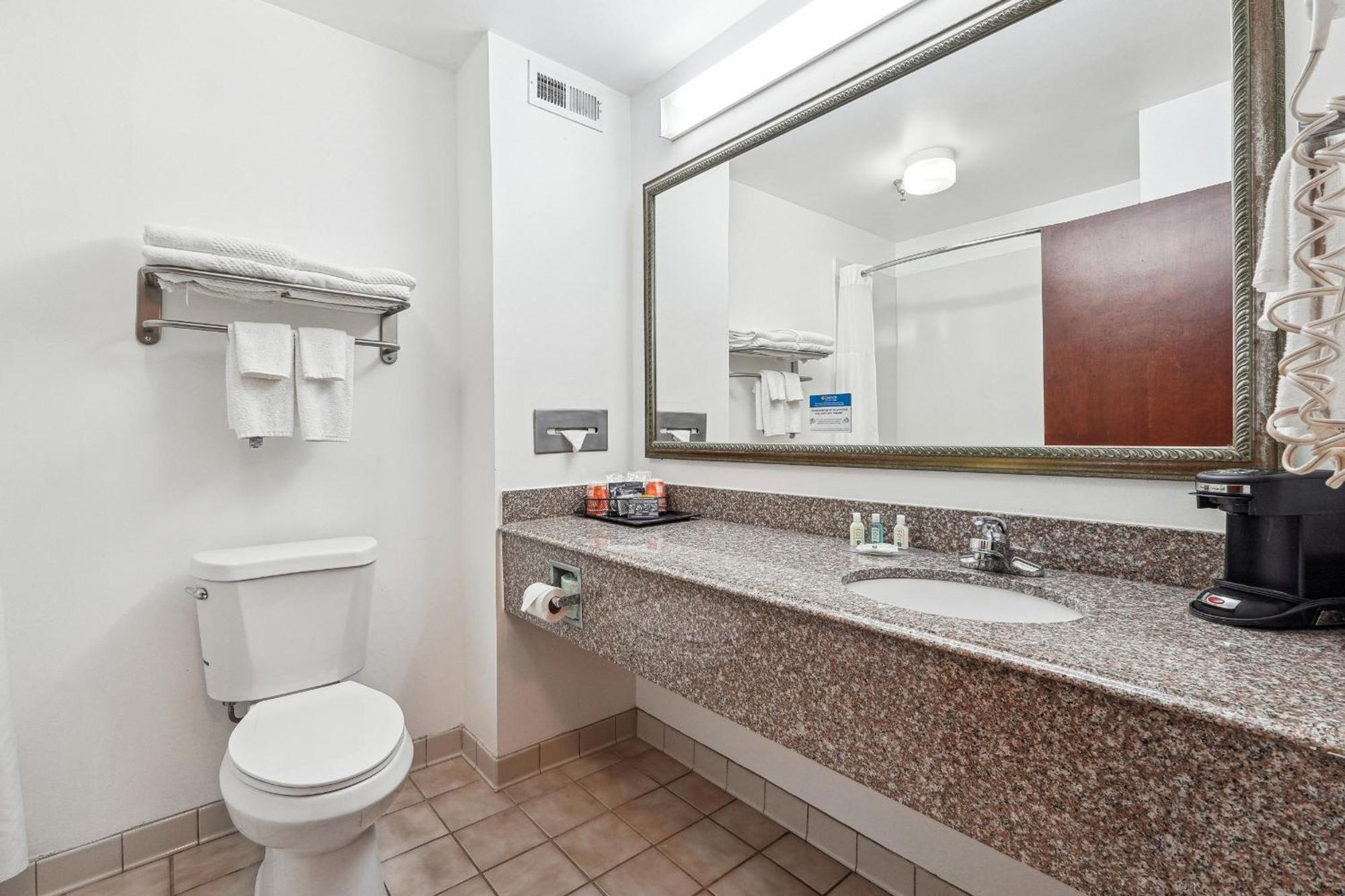 Quality Inn & Suites Доусънвил Екстериор снимка
