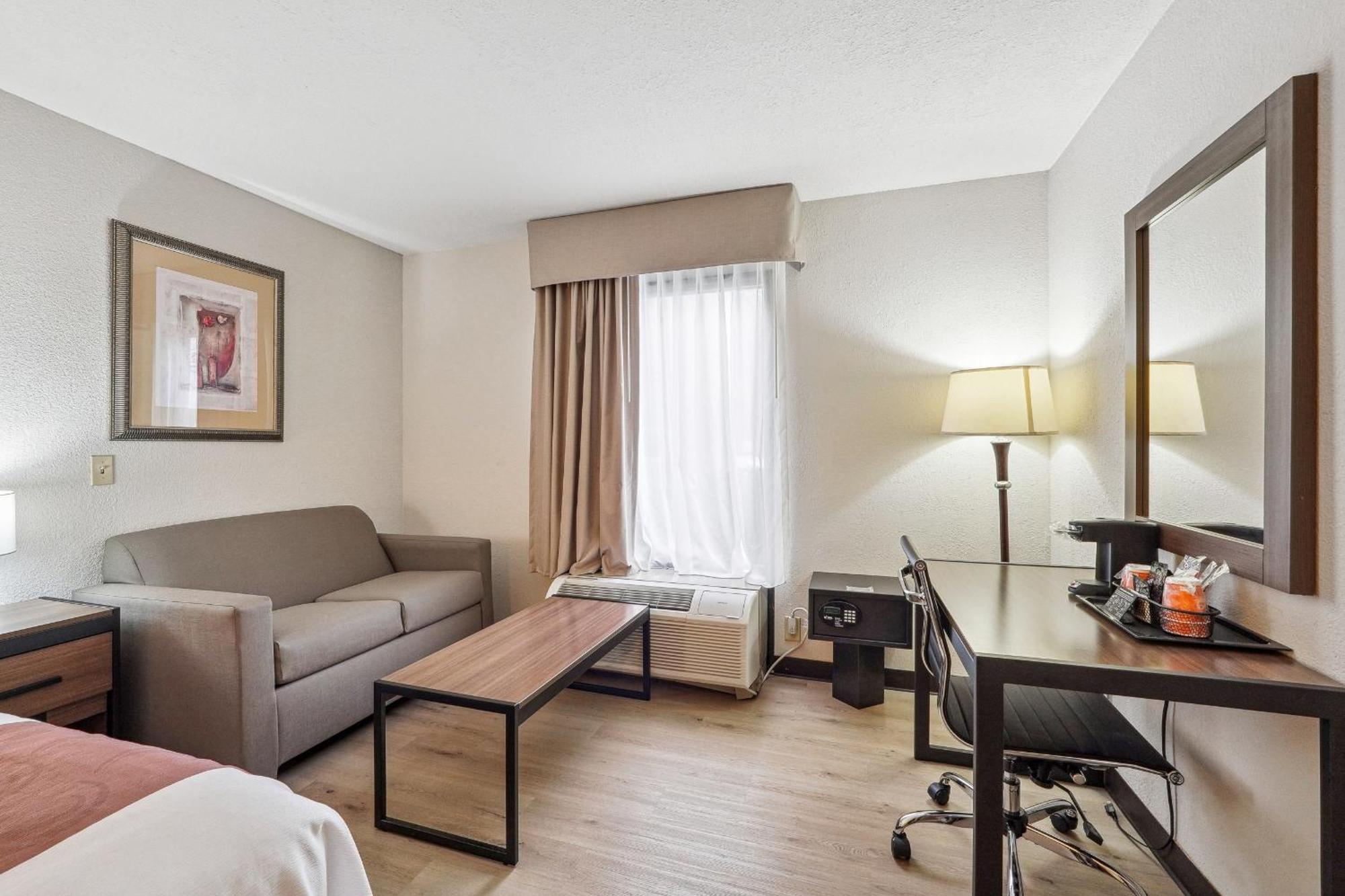 Quality Inn & Suites Доусънвил Екстериор снимка