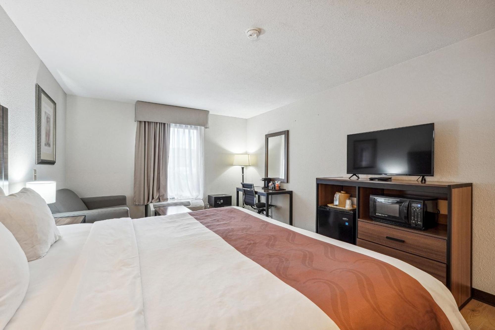 Quality Inn & Suites Доусънвил Екстериор снимка