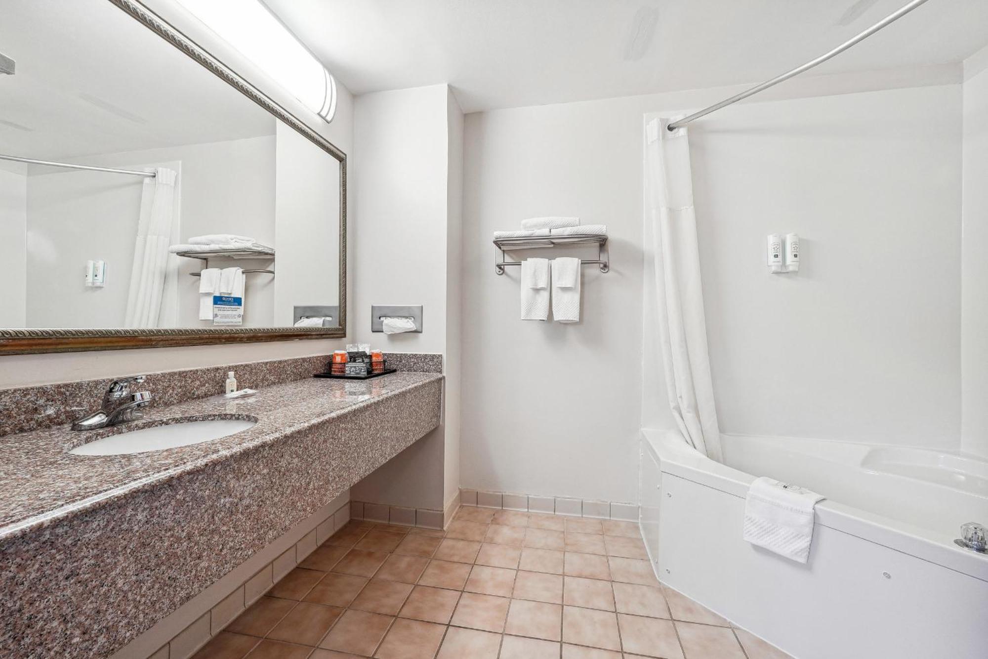 Quality Inn & Suites Доусънвил Екстериор снимка