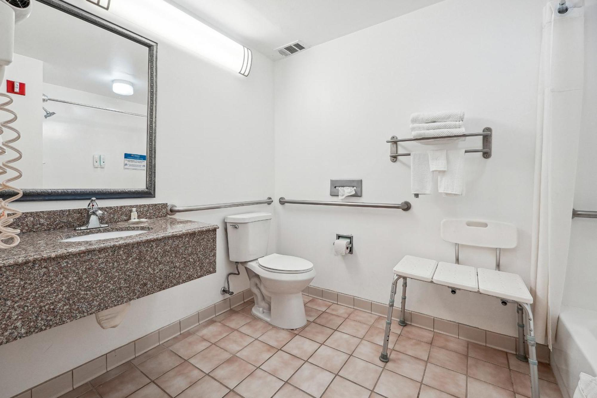 Quality Inn & Suites Доусънвил Екстериор снимка