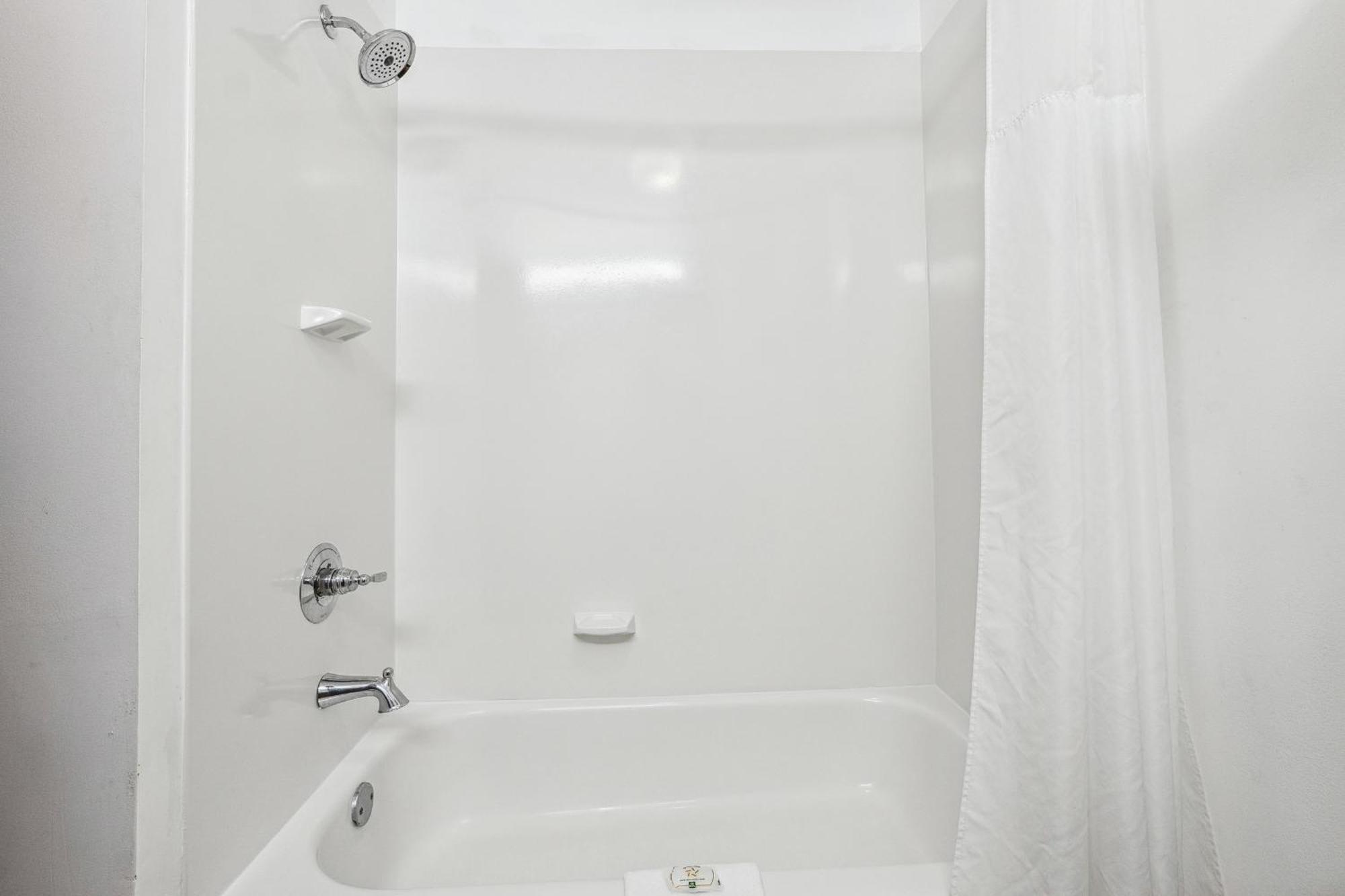 Quality Inn & Suites Доусънвил Екстериор снимка