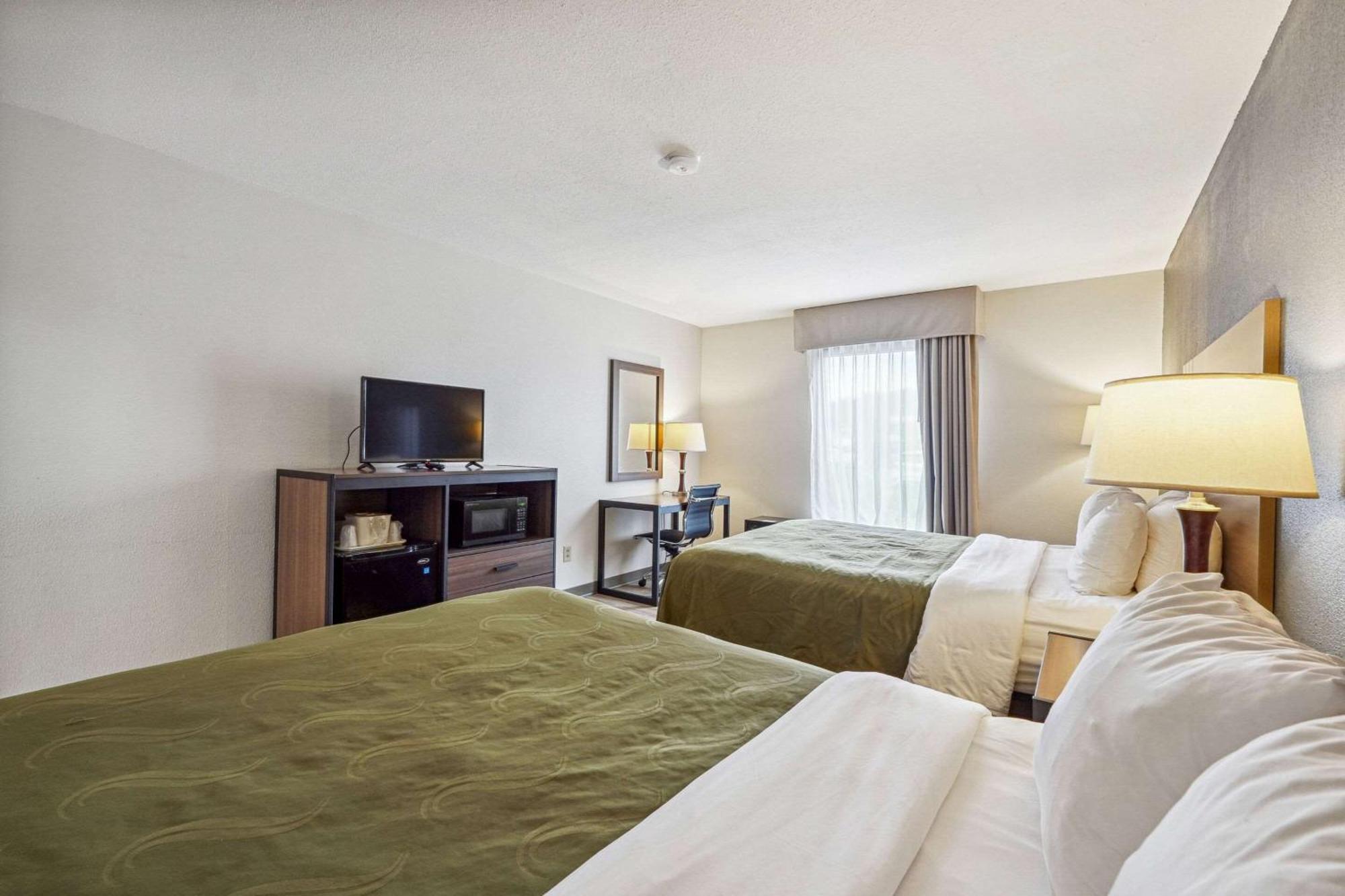 Quality Inn & Suites Доусънвил Екстериор снимка