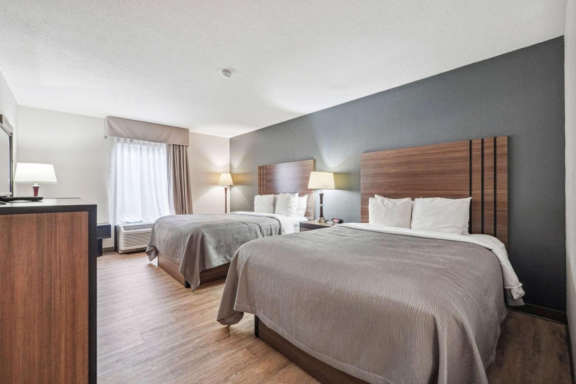 Quality Inn & Suites Доусънвил Екстериор снимка