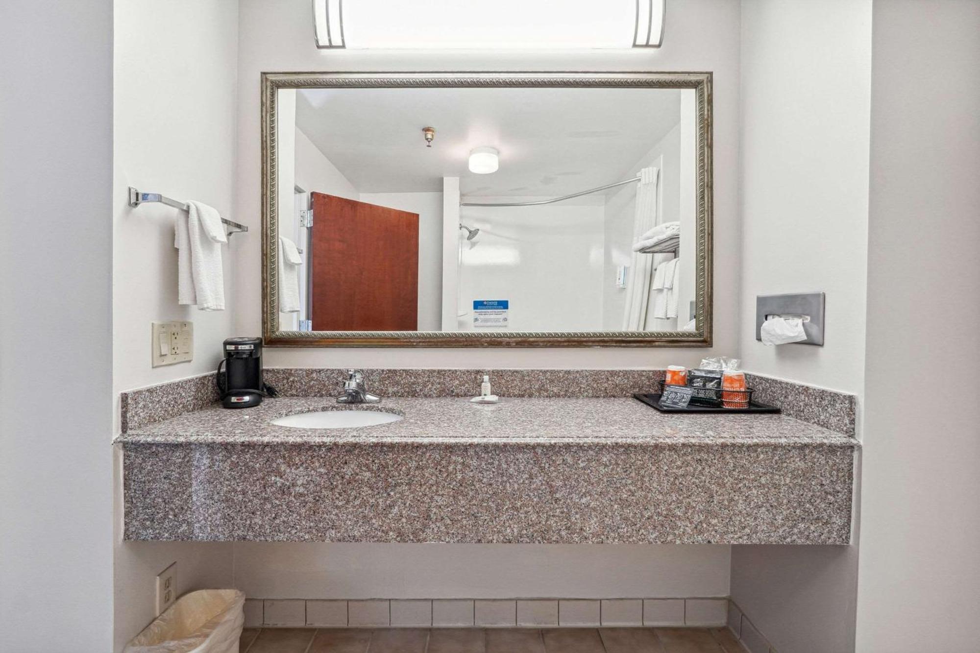 Quality Inn & Suites Доусънвил Екстериор снимка