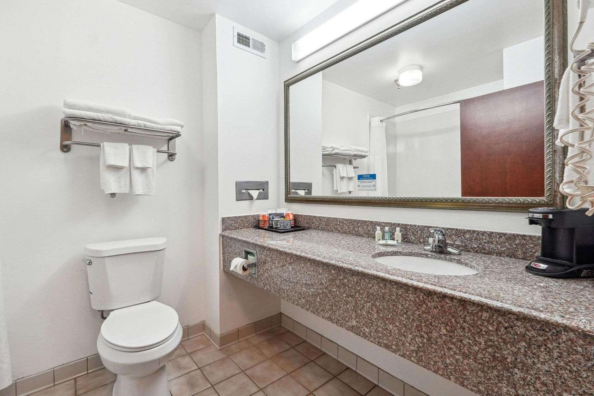 Quality Inn & Suites Доусънвил Екстериор снимка