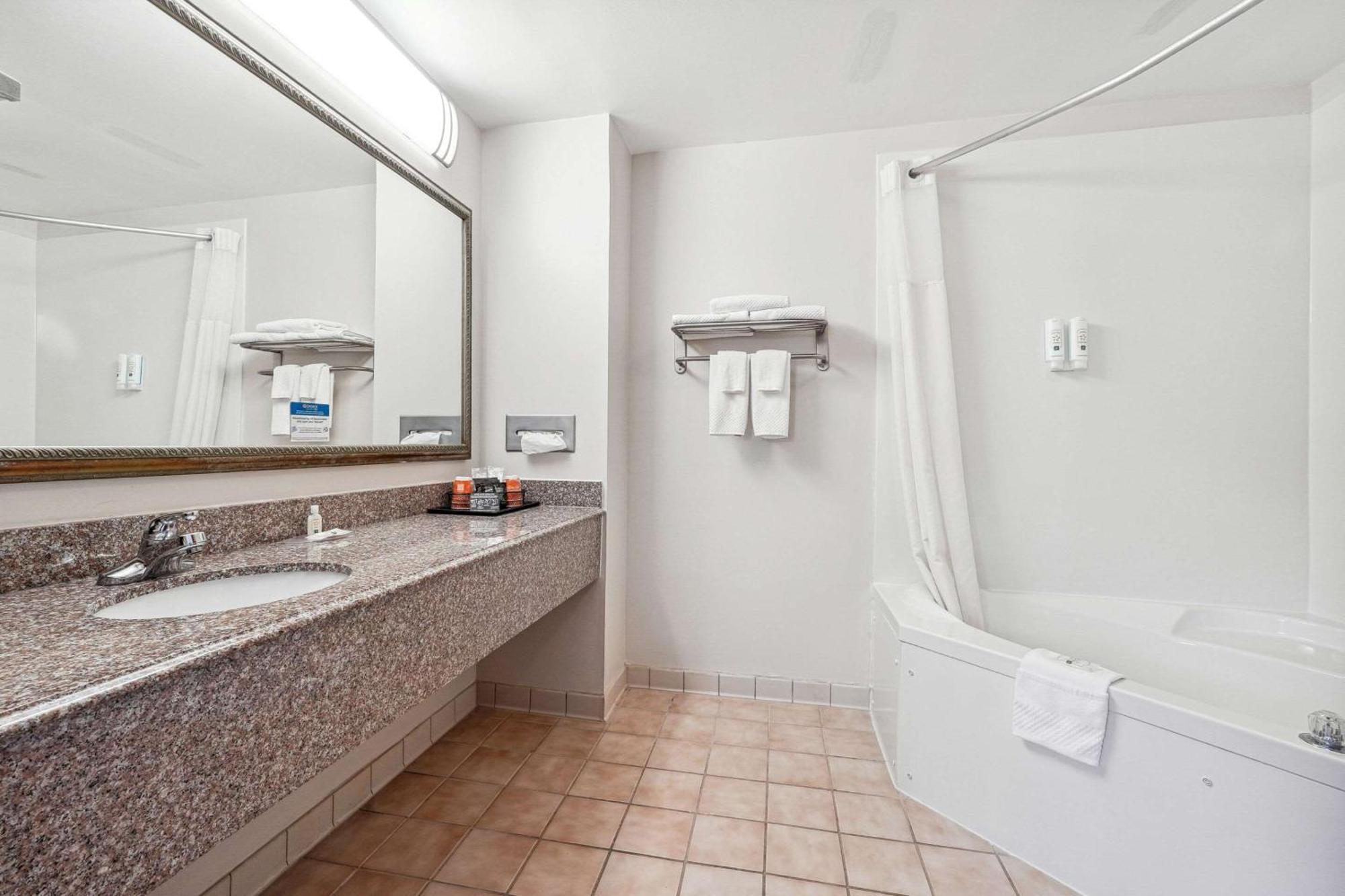 Quality Inn & Suites Доусънвил Екстериор снимка