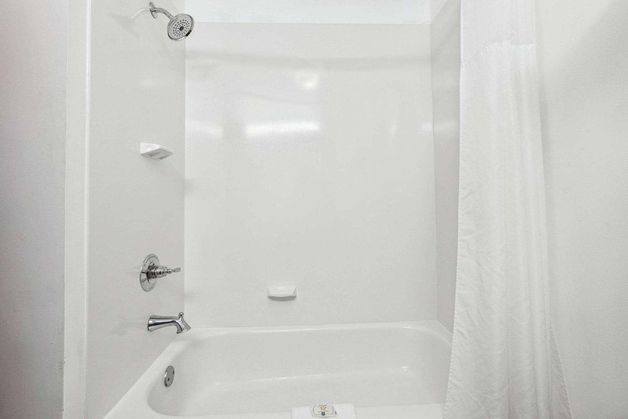 Quality Inn & Suites Доусънвил Екстериор снимка