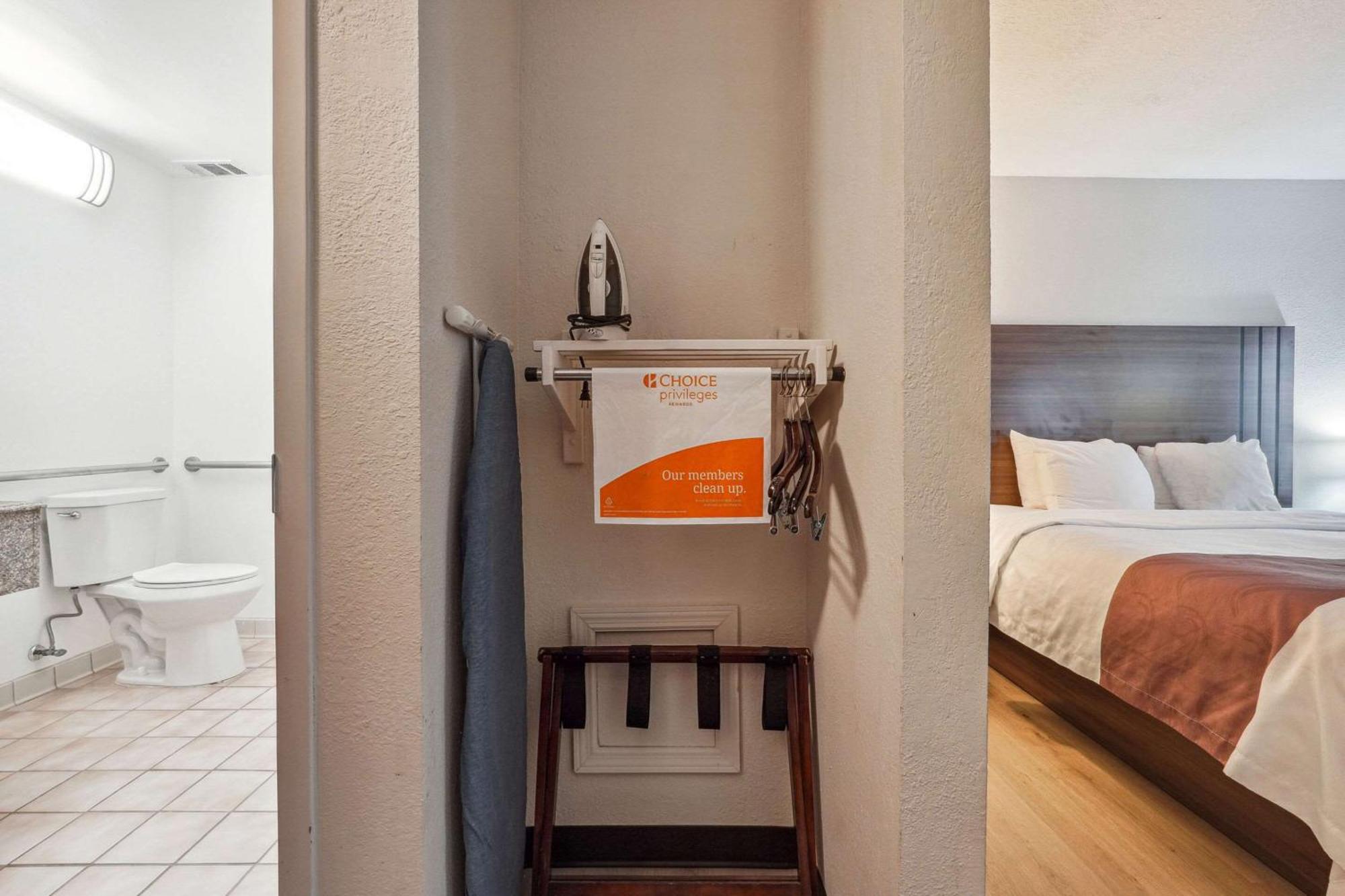 Quality Inn & Suites Доусънвил Екстериор снимка