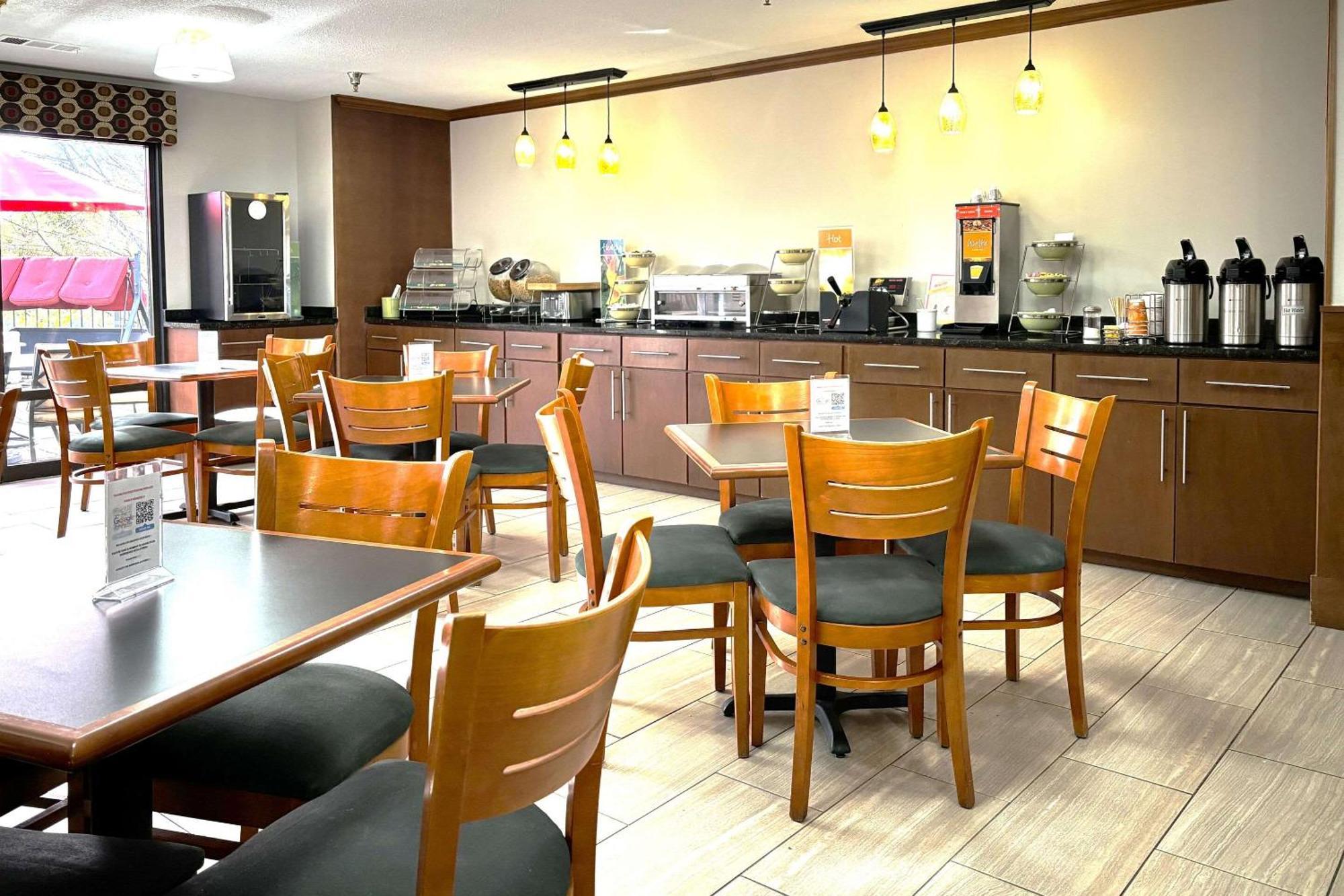 Quality Inn & Suites Доусънвил Екстериор снимка